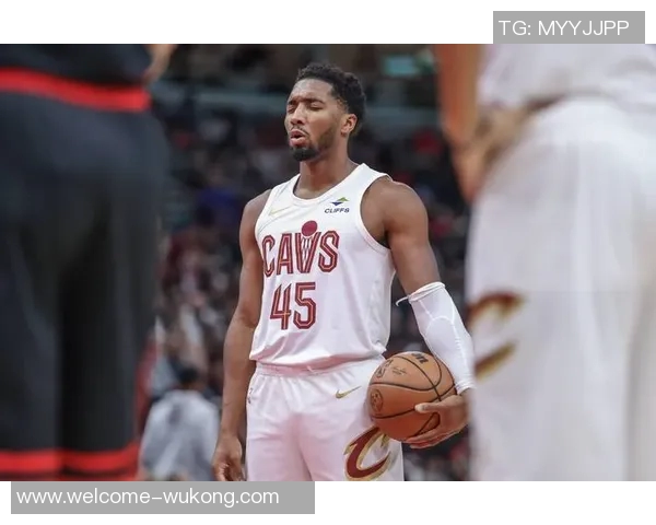 老队友重聚骑士公牛赛前米切尔阿伦与奥科罗亲切交流回忆往昔 老队友重聚骑士公牛赛前米切尔阿伦与奥科罗亲切交流回忆往昔